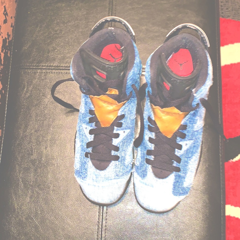 Micheal Jordan gym shoes size youth 7 in blue Jean material in good condition